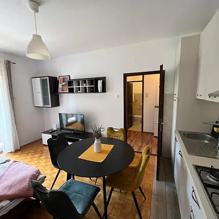 Elvis Apartment